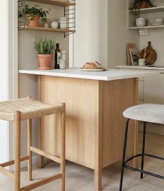 Hokery do kuchni – praktyczny i stylowy dodatek do małych mieszkań