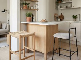 Hokery do kuchni – praktyczny i stylowy dodatek do małych mieszkań